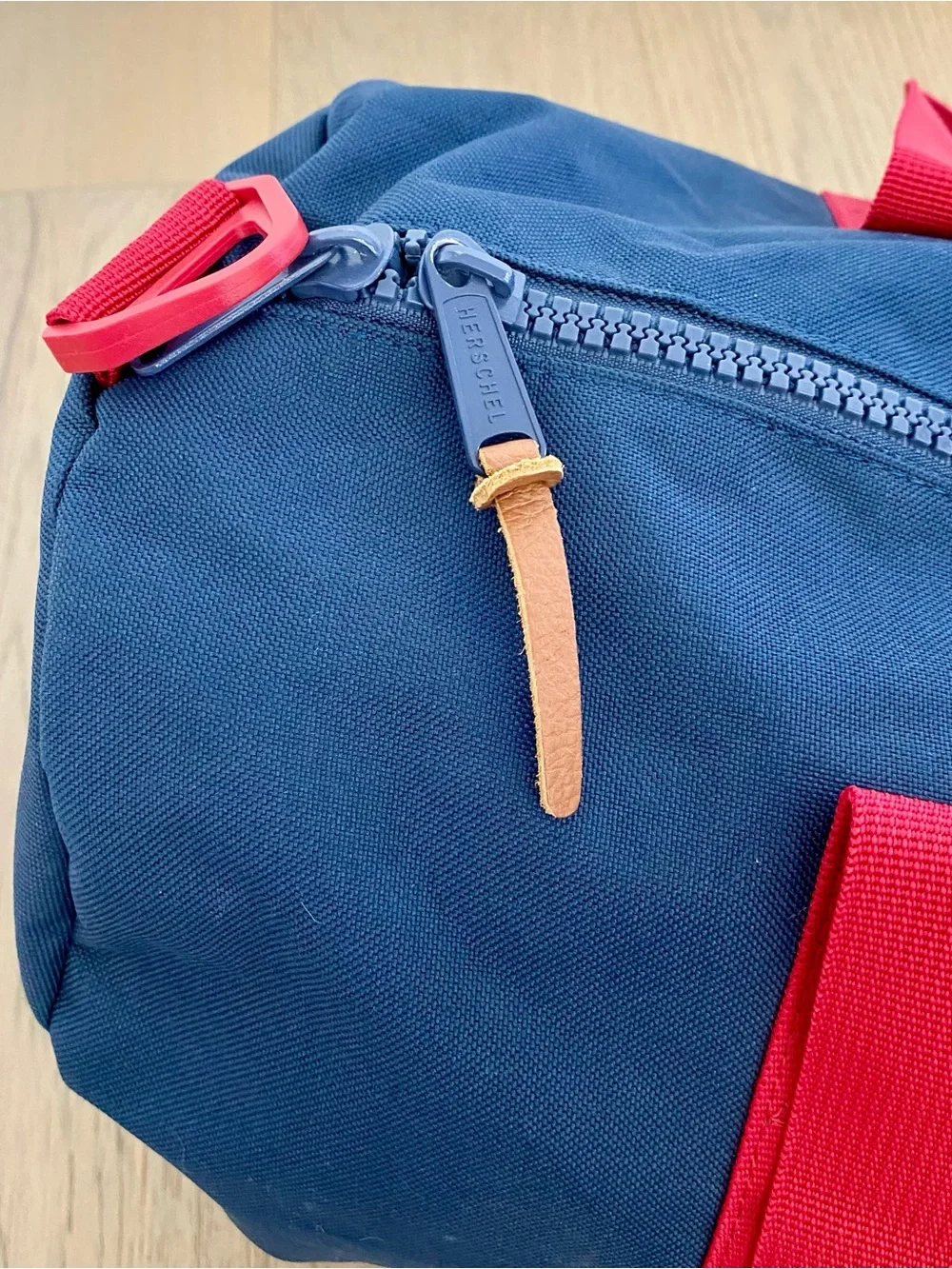 Herschel Sutton Mid-Volume Duffle Bag – Navy/Red – 28L